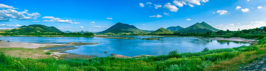 Photo sur Plexiglas Panoramique Vue panoramique sur la montagne pleine d& 39 arbres verts avec rivière devant et ciel bleu clair.