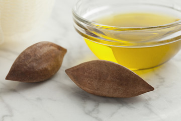 Glass bowl with Pili nut oil