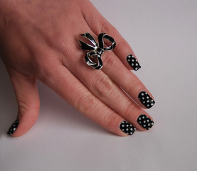 
Nailart: 60s Rock n' Roll Nageldesign mit weiß gepunkteten Fingernägeln und Schleifen-Ring
