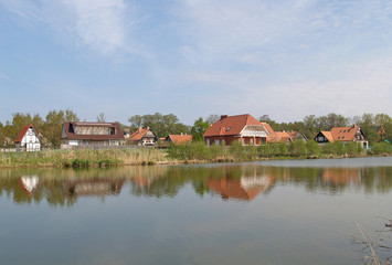 Fototapeta na wymiar The cottage settlement on the bank of the lake