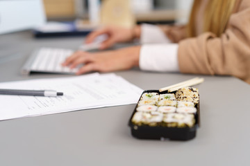 sushi auf dem schreibtisch im büro