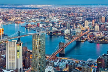 Crédence de cuisine en verre imprimé Brooklyn Bridge Brooklyn and Manhattan bridges span East River at dusk, between Manhattan island and Brooklyn borough