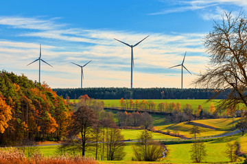 Herbstlandschaft mit Windrädern in Franken - Deutschland