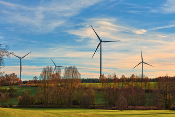 Windräder im Herbst