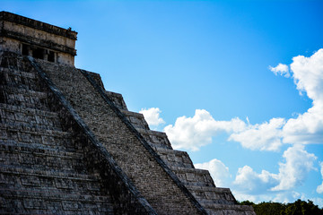 Fototapeta na wymiar pirámide maya en Chichen Itza