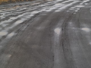 水溜りがある未舗装の道路