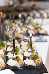 Golosi antipastini finger food allineati su vassoi posti su un tavolo
