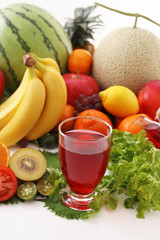 新鮮な果物とジュース