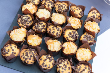 Muffin guarniti con granella di zucchero e con gocce di cioccolato fondente