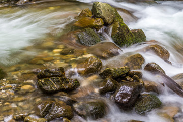 Fototapeta premium Wasser fließt über Steine (Langzeitbelichtung)