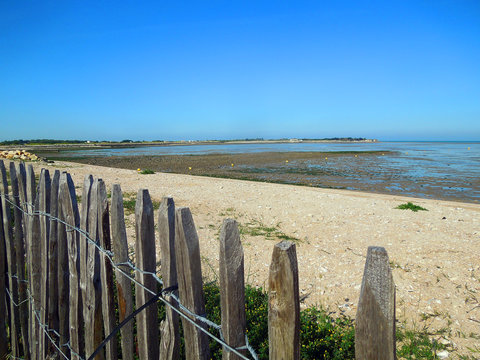 Holzzaun an einem leeren Strand am Atlantic in der N&auml;he von La Rocelle in Frankreich