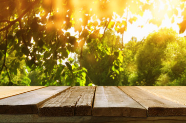Naklejka premium Empty table in front of dreamy countryside background