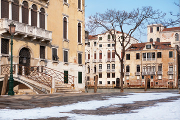 Fototapeta na wymiar Венецианская улица в феврале.