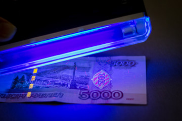 Check the authenticity of money. IR and UV banknote detector