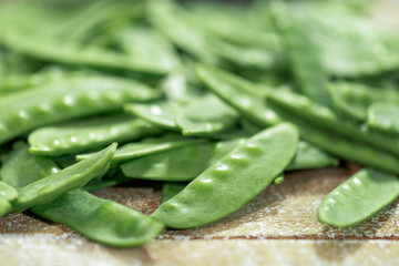 Zuckerschoten mit rustikalem Hintergrund