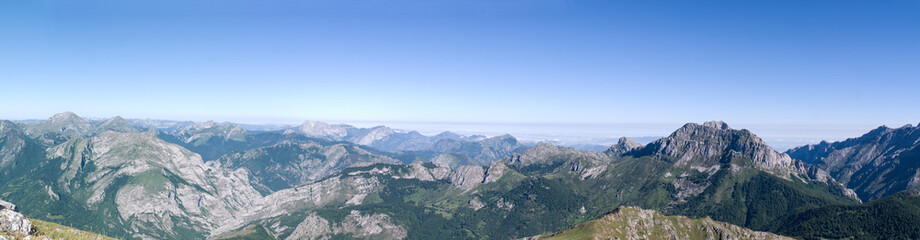 Fototapeta na wymiar Panoramic view from the refuge of Vegabaño in the Picos de Europa 