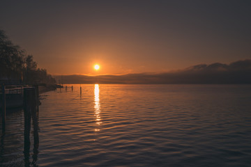 Sonnenaufgang oder Sonnenuntergang am Ufer vom Bodensee, Deutschland