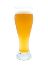 Weizenbier isoliert auf weiß