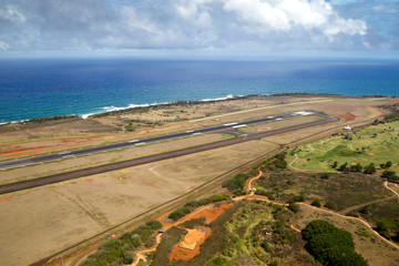 Luftaufnahme über dem Flughafen von Lihue, Kauai, Hawaii, USA mit Blick über die Landebahn auf die Küste.
