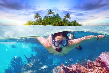 Crédence de cuisine en verre imprimé Plonger Jeune femme à la plongée en apnée dans l& 39 eau tropicale