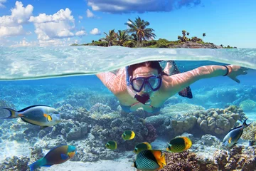 Selbstklebende Fototapete Tauchen Junge Frau beim Schnorcheln im tropischen Wasser