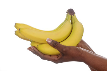mains femme noire tenant des bananes