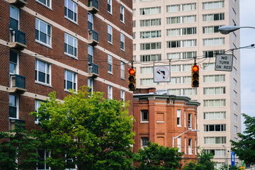Buildings along Calvert Street in Mount Vernon, Baltimore, Maryland. - obrazy, fototapety, plakaty