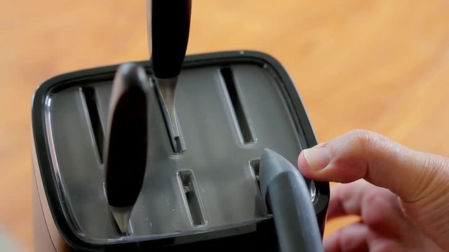 Man Pulls Out Knives From Plastic Knife Holder