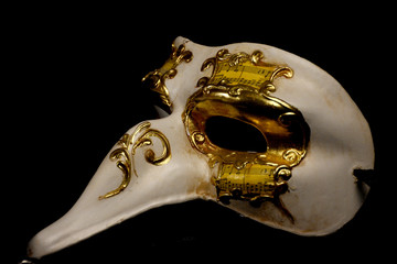 Bodegón: máscara de teatro y música.