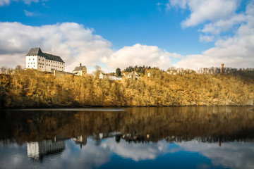 Blick über die Talsperre Burgkhammer auf Schloss Burgk
