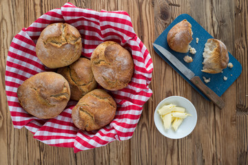 Kartoffelbrötchen von oben mit Butter