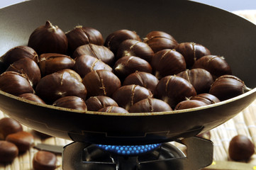 Castañas asadas Caldarroste Roasted chestnuts Geröstete Kastanien Châtaignes grillées Italian cuisine Castanhas assadas Kavrulmuş kestane