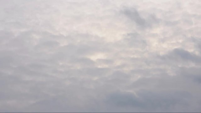 Zeitrafferaufnahme: rasch vorbeiziehende, Wolken &uuml;ber einen d&uuml;steren Himmel am fr&uuml;hen Nachmittag