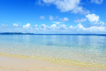 沖縄の美しい海とさわやかな空