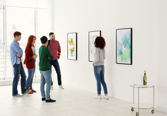 Obraz premium Young people in modern art gallery hall