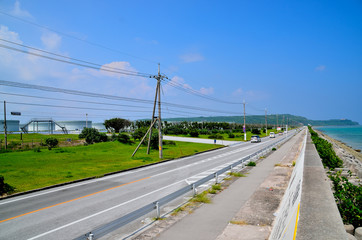 Fototapeta na wymiar 沖縄の海岸線の道