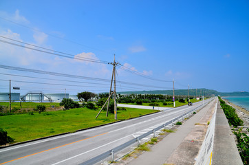 Fototapeta na wymiar 沖縄の海岸線の道