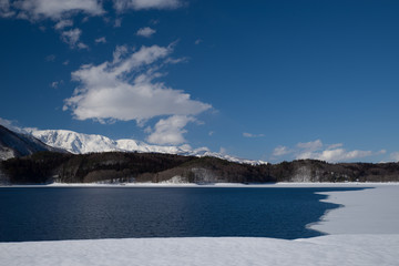Obraz premium 青木湖と北アルプス（冬）