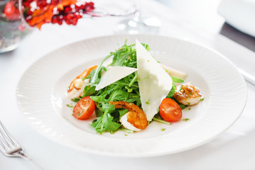 salad with shrimps and arugula