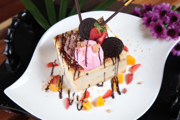 Cheese cake with strawberry and chocolate biscuit