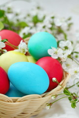 Obraz na płótnie Canvas Easter eggs and flowers in basket