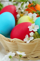 Obraz na płótnie Canvas Easter eggs and flowers in basket