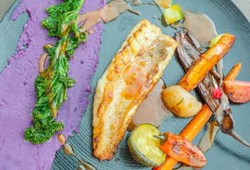 filet de poisson, purée de patate douce, poêlée de petits légumes 