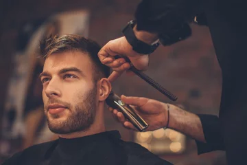 Stickers pour porte Salon de coiffure Bel homme chez le coiffeur se fait une nouvelle coupe de cheveux