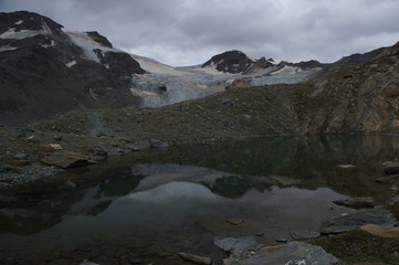 Il ghiacciaio si specchia nel laghetto alpino