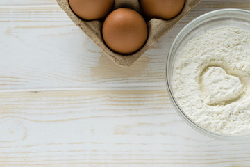 Mehl und Eier zum backen