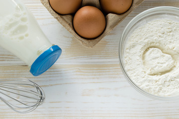 Eier, Mehl und Milch zum Kuchen backen