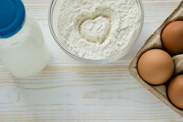 Backzutaten auf weißen Holztisch