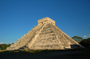 Fototapeta na wymiar Temple of Kukulkan / Chichen Itza, Mexico