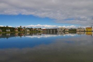 Fototapeta premium Spiegelung im Tjörnin (Reykjavik)
